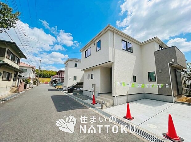 【現地写真(前道含む外観)】お引渡し後も無償の定期点検を行っており、暮らしの安心をお届けしています。