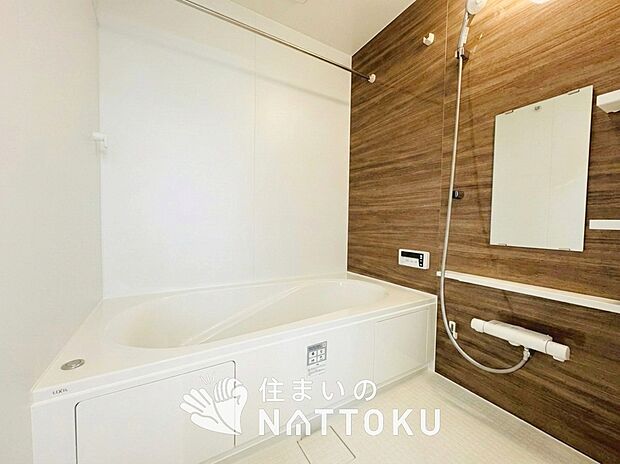 【現地写真（浴室）】浴室暖房乾燥機付き。１坪タイプで広々です。