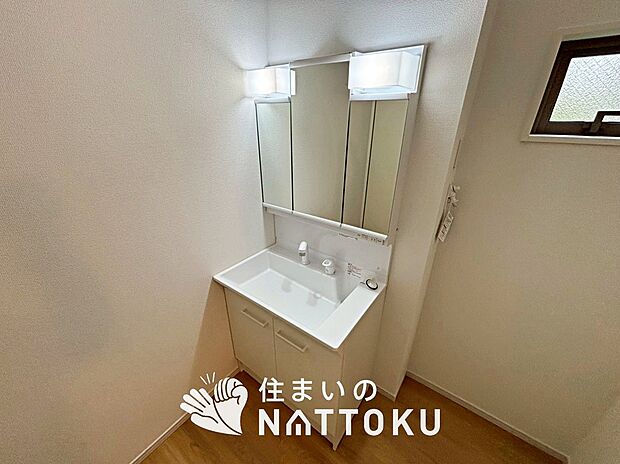 【洗面台・洗面所 】鏡の両サイドは、必要なものを取出しやすく、大きな鏡面で朝の準備も快適。
使いやすいリフトアップ機能付きのシングルレバーシャワー水栓付です。
