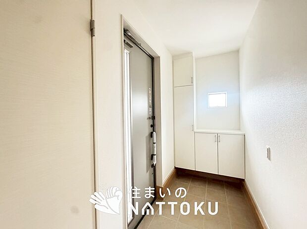 【現地写真（玄関）】玄関には、大型のシューズ収納を設置しています。