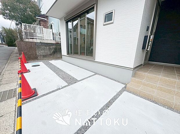 【現地写真(駐車場)】駐車スペースが広く、運転が苦手な方も安心です。