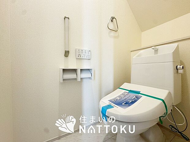 【トイレ】汚れてもサッとひと拭きでお手入れ簡単、エコ仕様の温水洗浄便座付きのトイレです。
バリアフリーにも配慮しています。