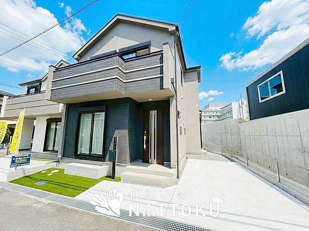 【現地写真(外観)【B号地】】軽くて火災に強い屋根材を採用し、地震時の建物への負担や揺れを軽減しています。