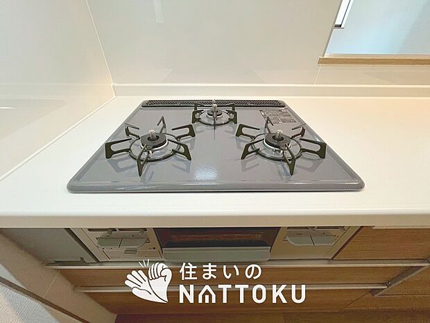 【ビルトインコンロ】フラットな構造で清掃性が高く、過熱防止センサー付3口タイプで日頃の家事も快適です。