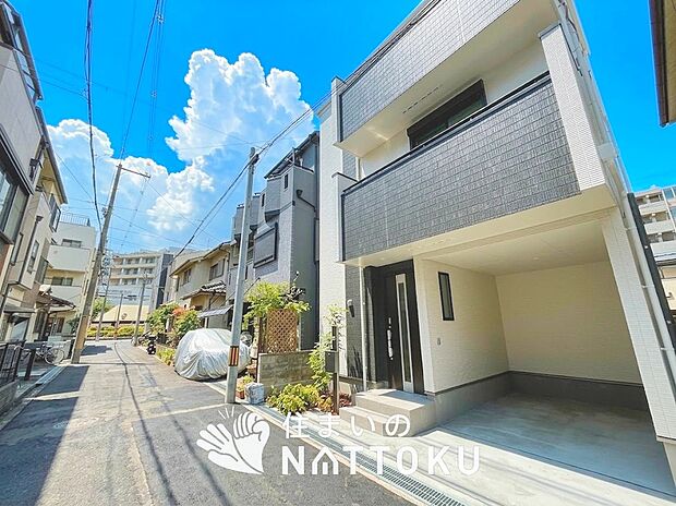 【現地写真(前道含む外観)】軽くて火災に強い屋根材を採用し、地震時の建物への負担や揺れを軽減しています。