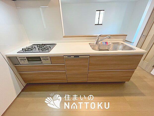 【現地写真(キッチン)】収納たっぷりのシステムキッチン、浄水器付水栓を標準装備しています。