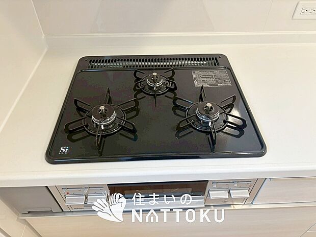【ビルトインコンロ】フラットな構造で清掃性が高く、過熱防止センサー付3口タイプで日頃の家事も快適です。