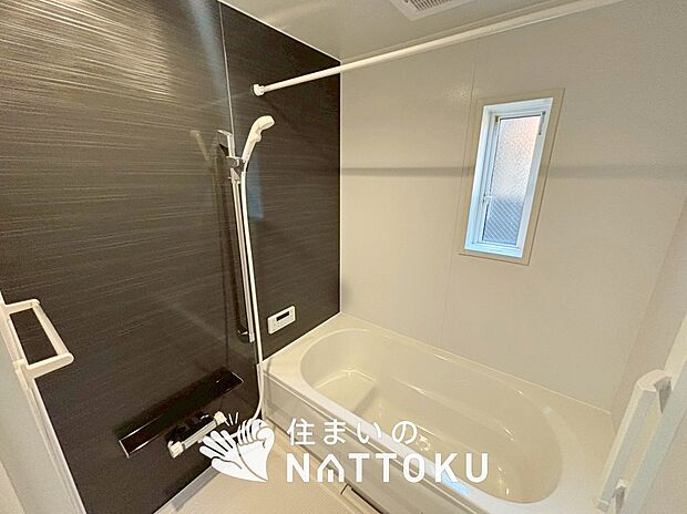 【現地写真(浴室)】浴室暖房乾燥機付き。1坪タイプで広々です。