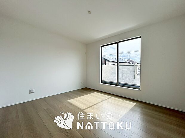 【現地写真(寝室)】木目の美しさを際立たせるシンプルデザインの建具を使用しています。