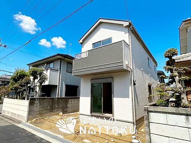 【現地写真(外観)】雨で汚れを落とし、耐久性・耐候性に優れた外壁を使用しています。