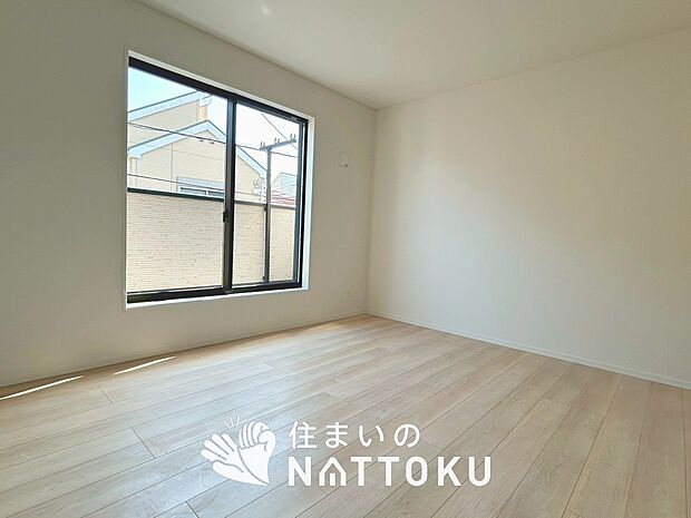 【現地写真（寝室）】木目の美しさを際立たせるシンプルデザインの建具を使用しています。