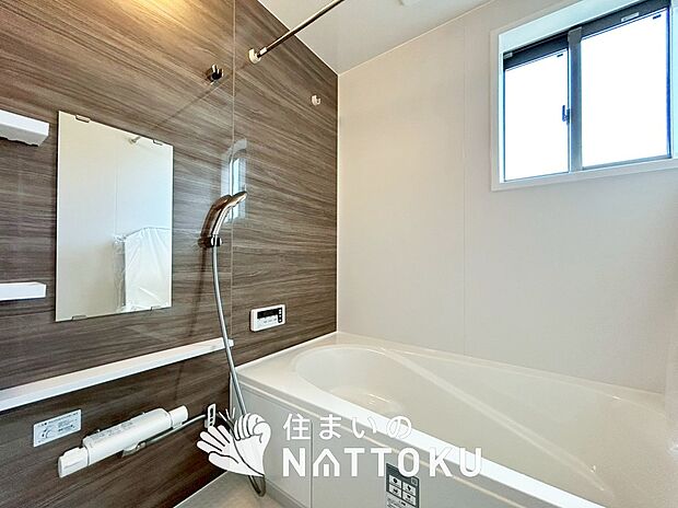 【現地写真(浴室)】収納たっぷりのシステムキッチン、浄水器付水栓を標準装備しています。