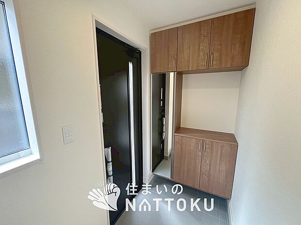 【現地写真(玄関)】玄関には、大型のシューズ収納を設置しています。