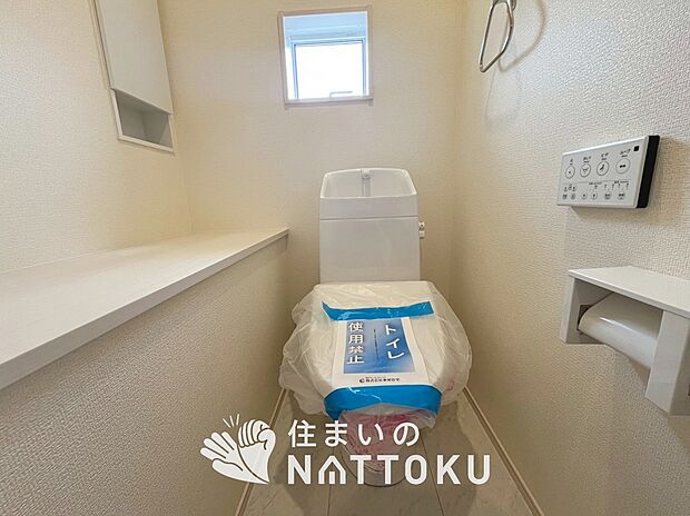 【トイレ 】汚れてもサッとひと拭きでお手入れ簡単、エコ仕様の温水洗浄便座付きのトイレです。
バリアフリーにも配慮しています。