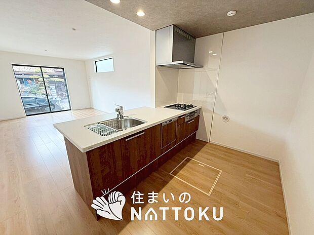 【現地写真(キッチン)】収納たっぷりのシステムキッチン、浄水器付水栓を標準装備しています。