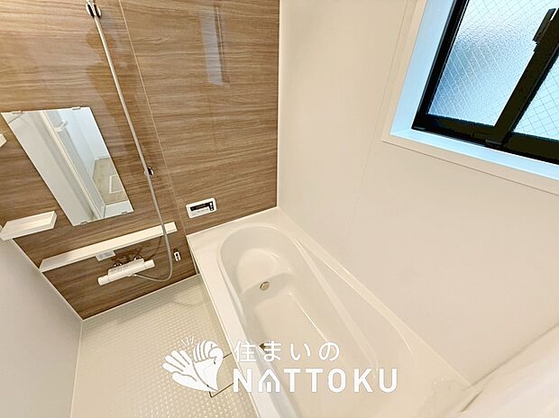 【現地写真(浴室)】浴室暖房乾燥機付き。1坪タイプで広々です。