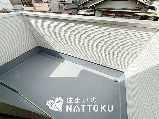 【バルコニー】奥行きが広く、洗濯物をゆったりと干せる十分な広さで、家族の洗濯も捗ります。