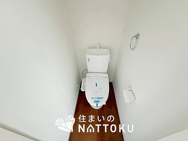 【トイレ 】汚れてもサッとひと拭きでお手入れ簡単、エコ仕様の温水洗浄便座付きのトイレです。
バリアフリーにも配慮しています。