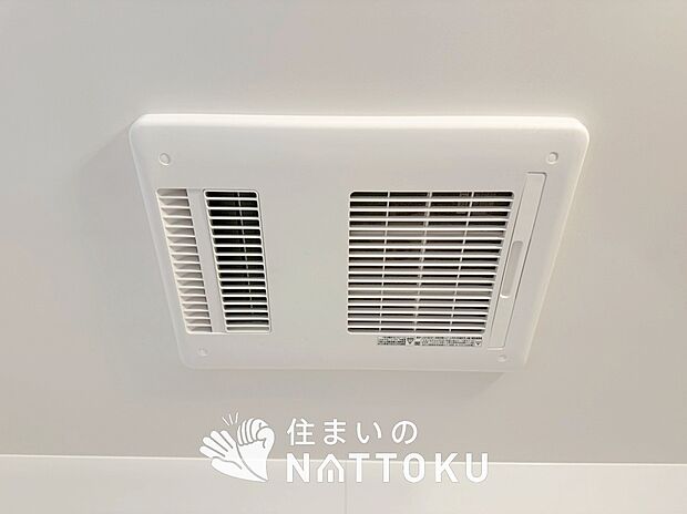 【浴室暖房換気乾燥機】入浴後の水滴や湿気を排出し、カビの発生や臭いを抑制します。
雨の日の洗濯物にも効果的です。