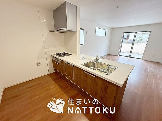 【現地写真(キッチン)】収納たっぷりのシステムキッチン、浄水器付水栓を標準装備しています。