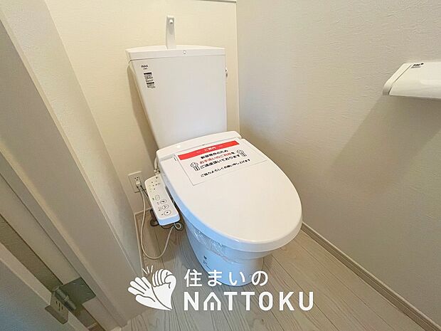 【トイレ 】汚れてもサッとひと拭きでお手入れ簡単、エコ仕様の温水洗浄便座付きのトイレです。
バリアフリーにも配慮しています。