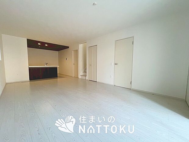 【現地写真(リビング)】フローリング材には、木目、色調など木材特有の風合いがあり、ナチュラルな美しさになっています。