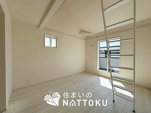 【現地写真(寝室)】木目の美しさを際立たせるシンプルデザインの建具を使用しています。