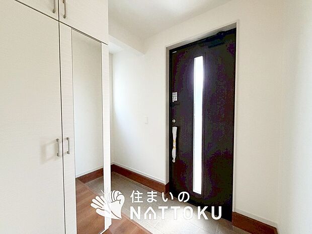 【現地写真(玄関)】玄関には、大型のシューズ収納を設置しています。