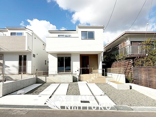 【現地写真(外観)【2号地】】軽くて火災に強い屋根材を採用し、地震時の建物への負担や揺れを軽減しています。