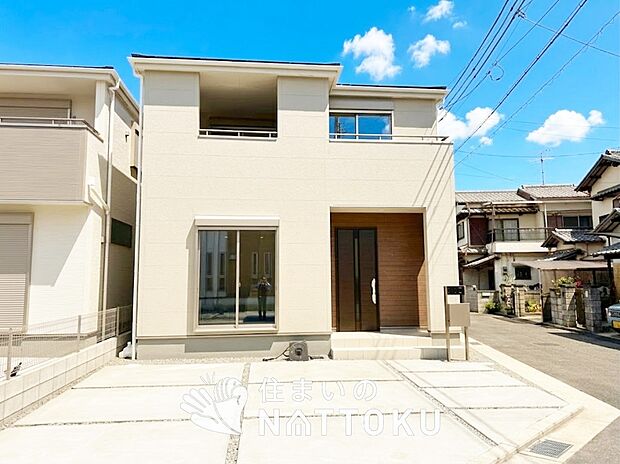 【現地写真（外観）【３号地】】軽くて火災に強い屋根材を採用し、地震時の建物への負担や揺れを軽減しています。