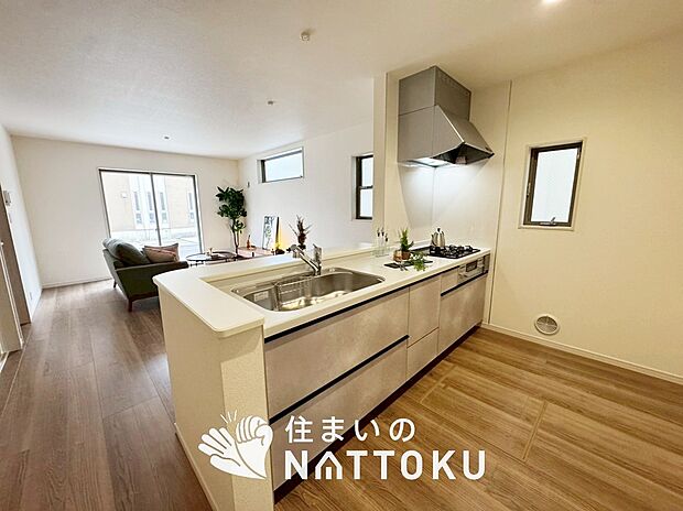 【現地写真(キッチン)】収納たっぷりのシステムキッチン、浄水器付水栓を標準装備しています。