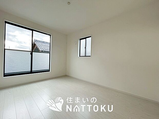 【現地写真(洋室)】木目の美しさを際立たせるシンプルデザインの建具を使用しています。