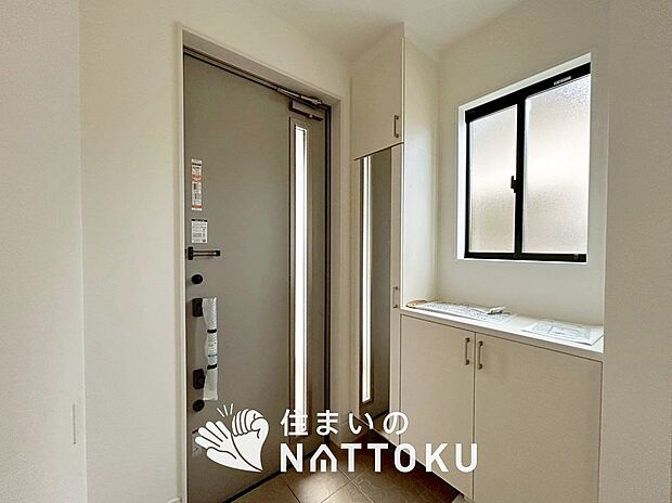 【現地写真(玄関)】玄関には、大型のシューズ収納を設置しています。