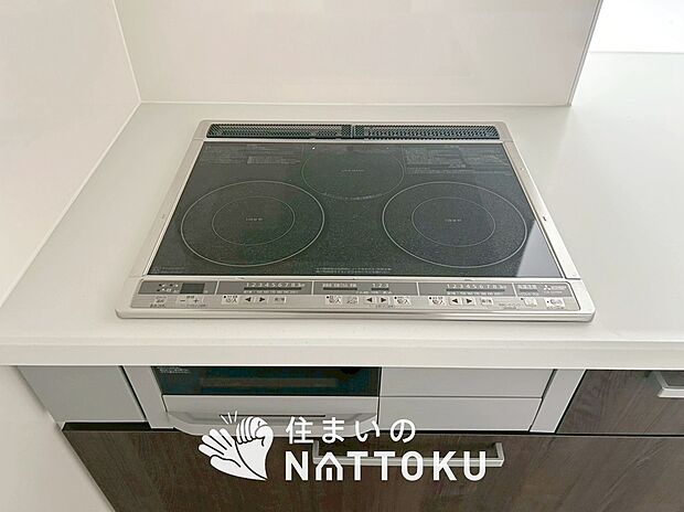 【ビルトインコンロ】フラットな構造で清掃性が高く、過熱防止センサー付3口タイプで日頃の家事も快適です。