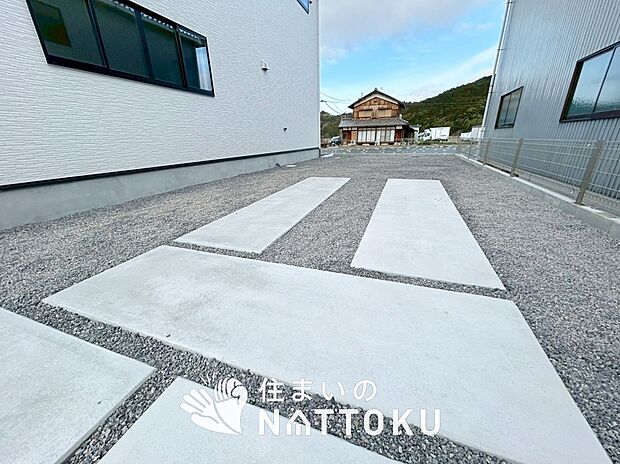 【現地写真(駐車場)】駐車スペースが広く、運転が苦手な方も安心です。