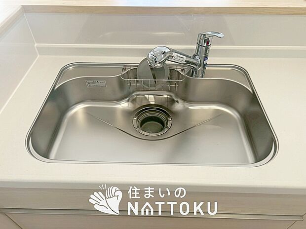 【浄水器内臓ハンドシャワー付シンク】広々とした凸型シンクに洗剤ポケットを標準装備。すっきり収納できます。
また、蛇口の先端に浄水器を内蔵しているため場所をとりません。