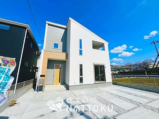 【現地写真(外観)【2号地】】軽くて火災に強い屋根材を採用し、地震時の建物への負担や揺れを軽減しています。