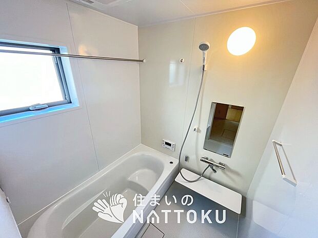 【現地写真(浴室)】浴室暖房乾燥機付き。1坪タイプで広々です。