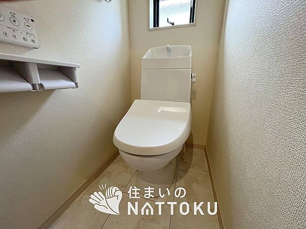 【トイレ】汚れてもサッとひと拭きでお手入れ簡単、エコ仕様の温水洗浄便座付きのトイレです。
バリアフリーにも配慮しています。