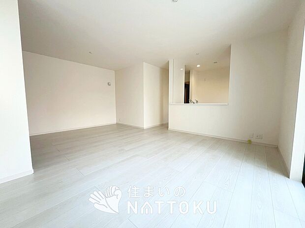 【現地写真(リビング)】フローリング材には、木目、色調など木材特有の風合いがあり、ナチュラルな美しさになっています。