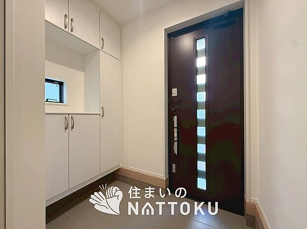 【現地写真(玄関)】玄関には、大型のシューズ収納を設置しています。