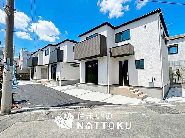 【現地写真(街並み)】軽くて火災に強い屋根材を採用し、地震時の建物への負担や揺れを軽減しています。