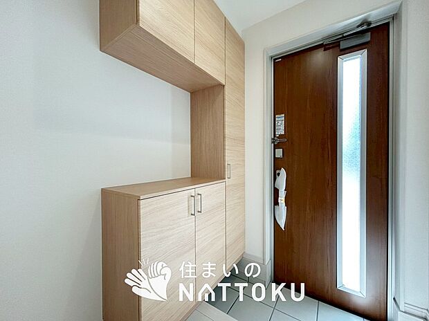 【現地写真(玄関)】玄関には、大型のシューズ収納を設置しています。