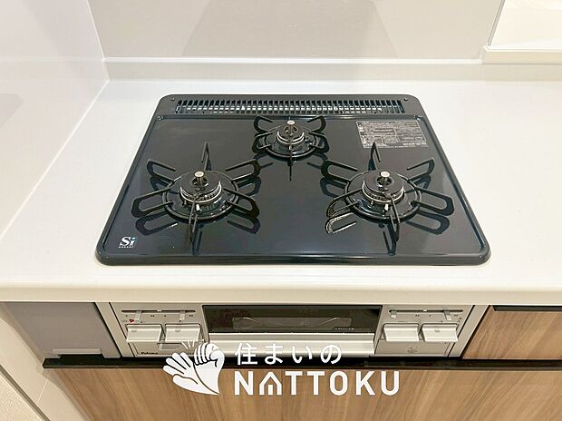 【ビルトインコンロ】フラットな構造で清掃性が高く、過熱防止センサー付3口タイプで日頃の家事も快適です。