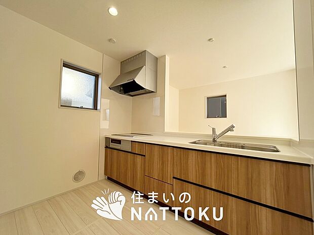 【現地写真(キッチン)】収納たっぷりのシステムキッチン、浄水器付水栓を標準装備しています。