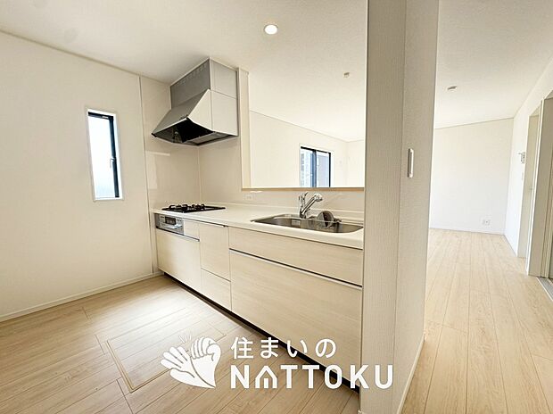 【現地写真(キッチン)】収納たっぷりのシステムキッチン、浄水器付水栓を標準装備しています。