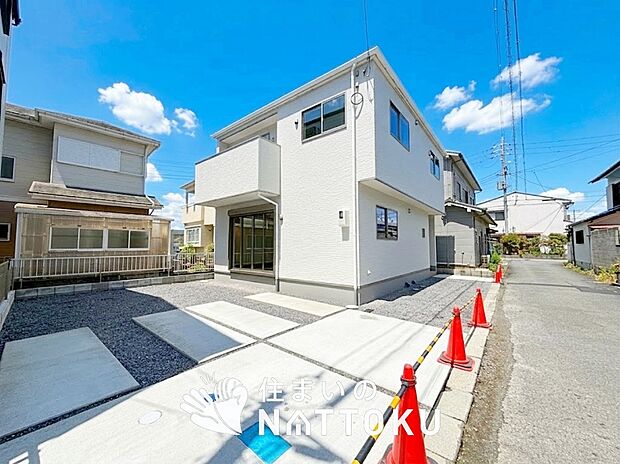 【現地写真(前道含む外観)】断熱性、気密性を高める工夫で一年中ずっと心地よく暮らせる、高気密・高断熱です。