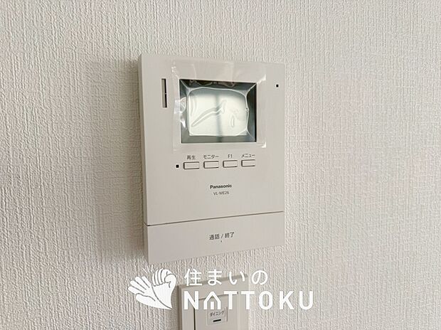 【TVモニター付インターホン】手放し通話ができ、送話表示灯で送話・受話状態が確認できます。
映像と音声で玄関先の様子をチェックできるモニター機能や、夜間の訪問者の顔も確認できるLEDライトを装備しています。