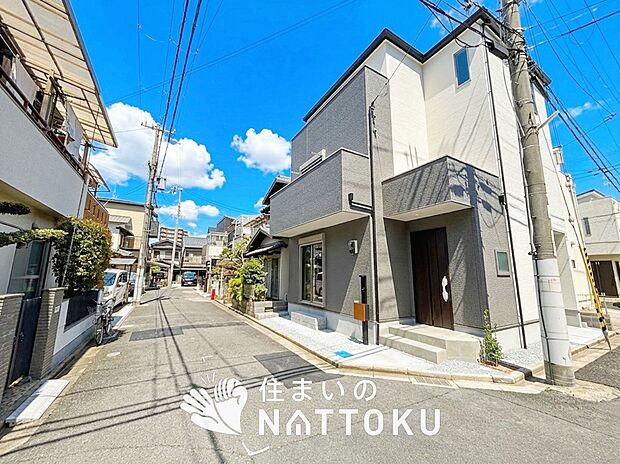 【現地写真(前道含む外観)】高い断熱性能があり、防湿性能の高いフィルム付属で壁内の結露対策をしています。