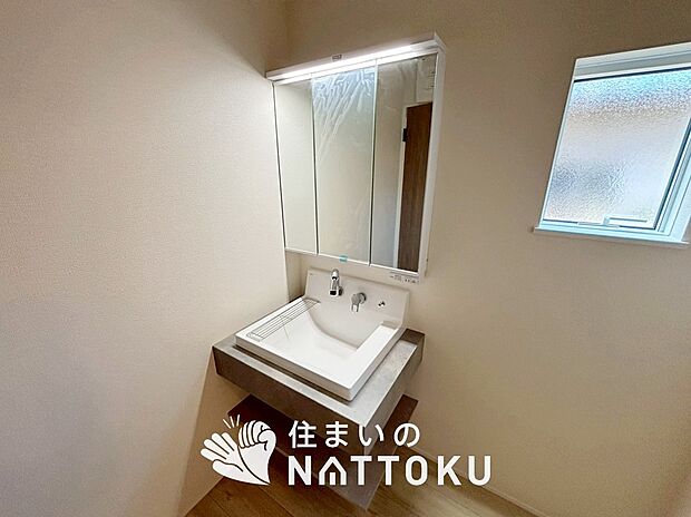 【洗面台・洗面所】鏡の両サイドは、必要なものを取出しやすく、大きな鏡面で朝の準備も快適。
使いやすいリフトアップ機能付きのシングルレバーシャワー水栓付です。